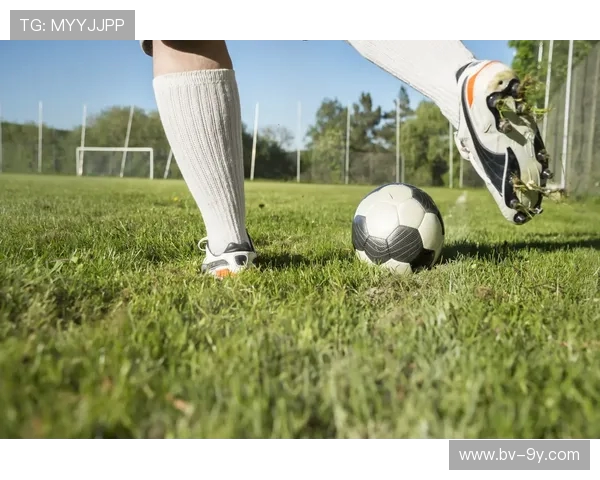 全面解析踢足球为何不宜穿阔腿裤及其对运动表现的影响因素探讨深度 全面解析踢足球为何不宜穿阔腿裤及其对运动表现的影响因素探讨深度